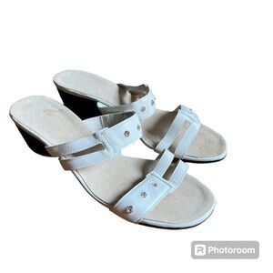 ⚪️Women’s size 7.5, slide-on white w/gem sandals w/a mini wedge, preowned⚪️
